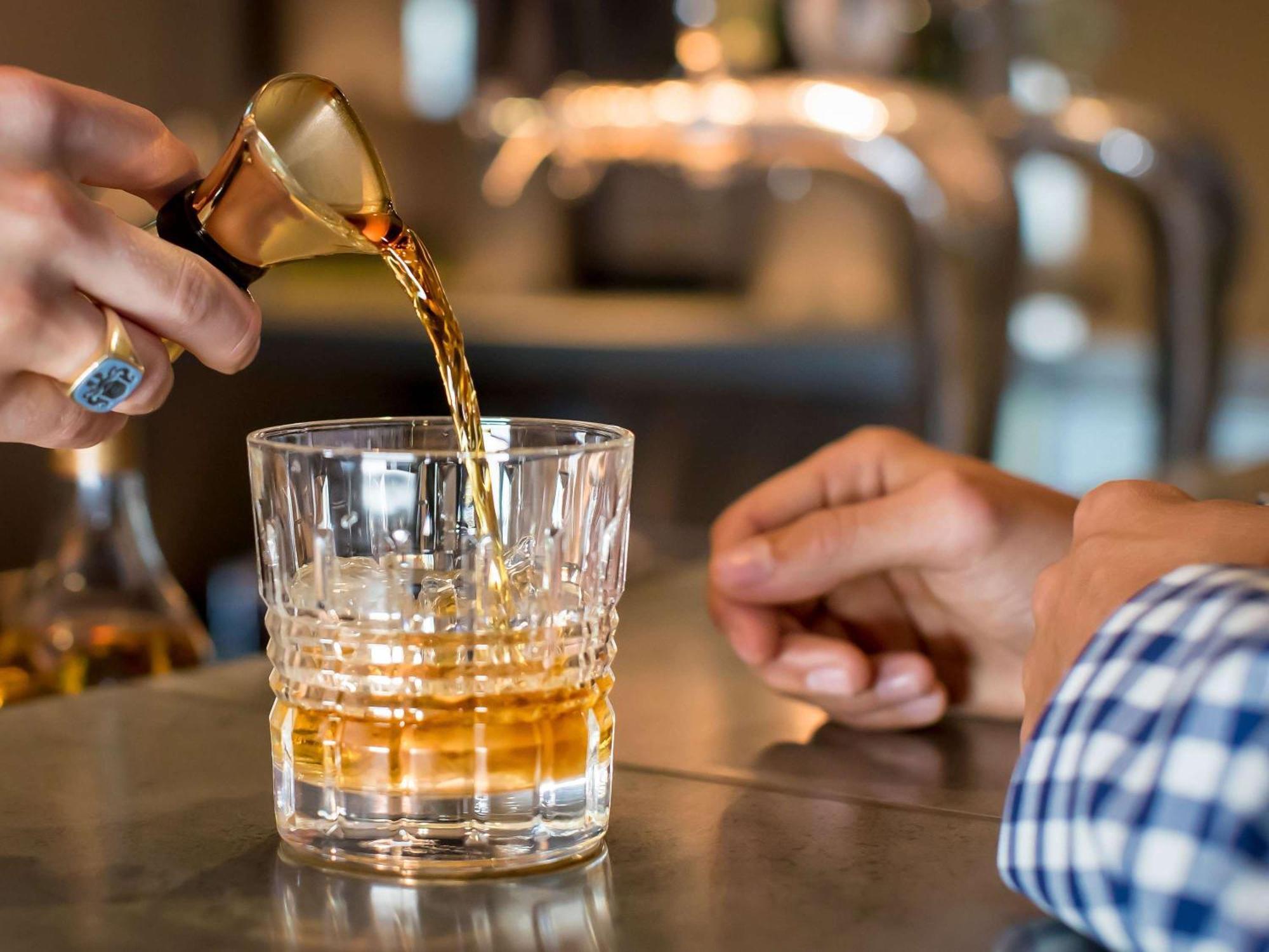 The William Inglis Mgallery Warwick Farm Exteriör bild A bartender pouring a glass of Old Fashioned
