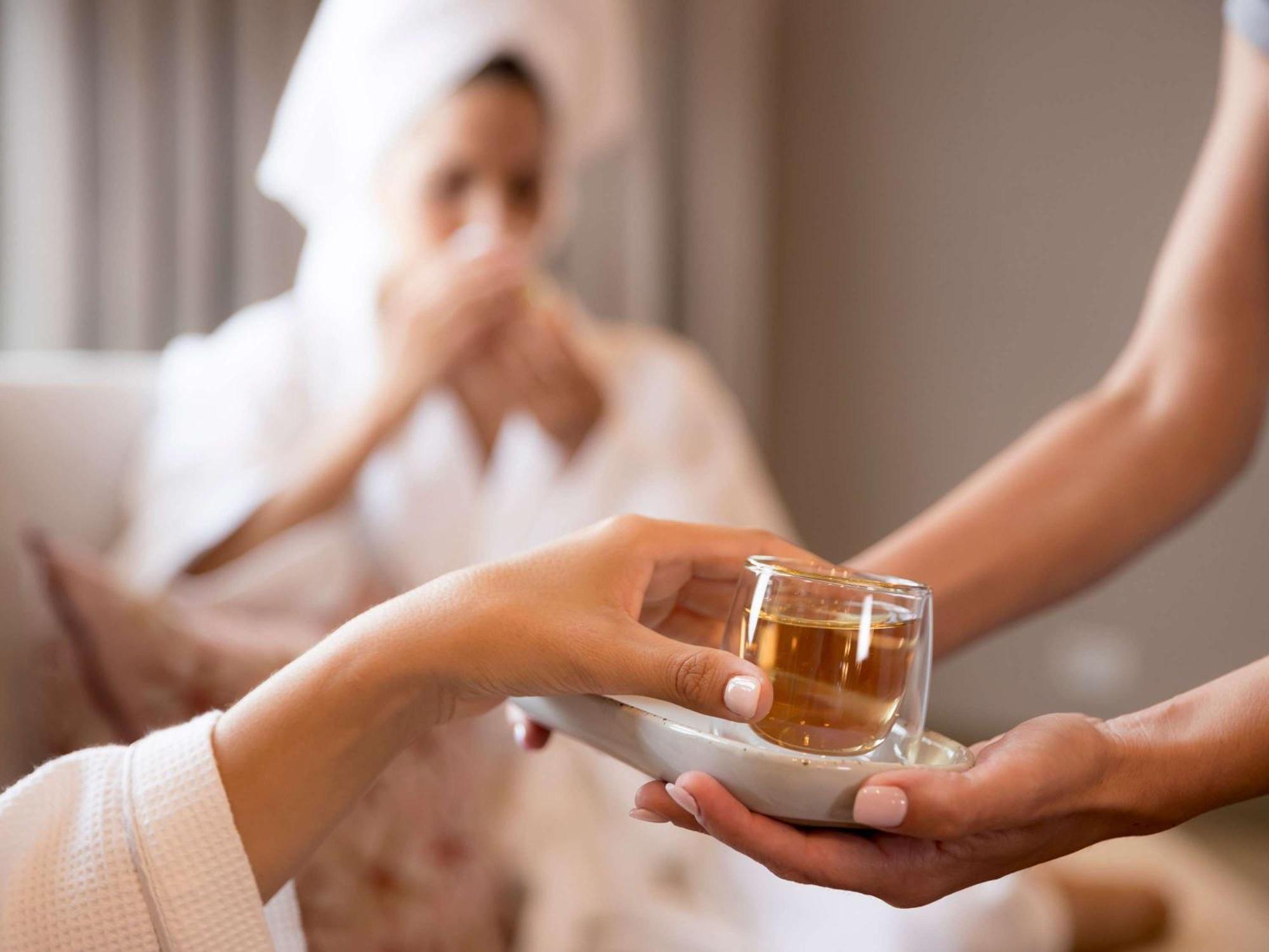 The William Inglis Mgallery Warwick Farm Exteriör bild A spa attendant serving a guest